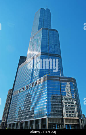 Chicago : canal Croisière sur la rivière Chicago, à la recherche jusqu'à la Trump Tower, le célèbre monument du nom de Donald Trump, gratte-ciel emblématique 1389 pieds de haut Banque D'Images