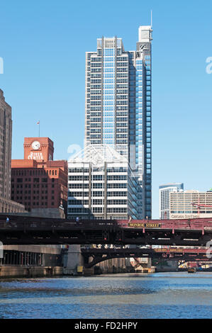 Chicago, Illinois, USA : canal Croisière sur la rivière Chicago, vue du Gogo, anciennement connu sous le nom de River Center, accueil à divers locataires commerciaux Banque D'Images