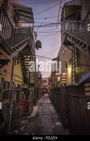 Los Angeles, Californie, USA. Feb 20, 2015. L'allié derrière Chung King Road, Chinatown, LA, au crépuscule. © Fred Hoerr/ZUMA/Alamy Fil Live News Banque D'Images