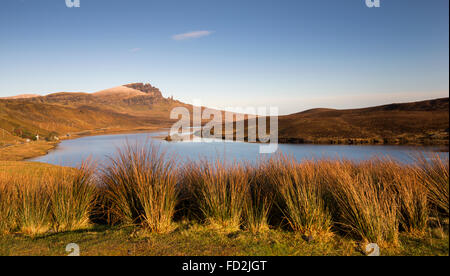 Matin d'hiver à Loch Fada, avec le vieil homme de Storr en arrière-plan, l'île de Skye Ecosse UK Banque D'Images