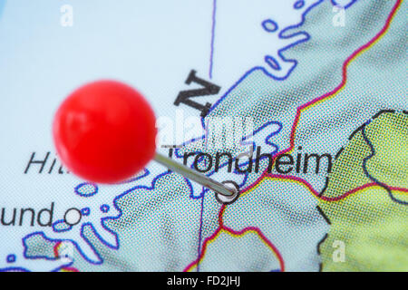 Close-up d'une punaise rouge sur une carte de Trondheim, en Norvège. Banque D'Images