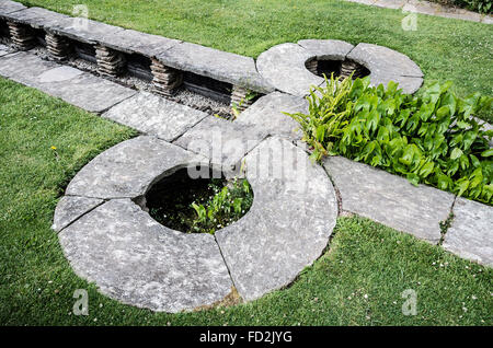 Conception d'ornement d'un petit ruisseau de fonctionnalité dans pelouse à Hestercombe Somerset UK Banque D'Images