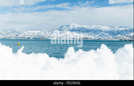 Paysage mer noire sur la neige fond de montagnes du Caucase Géorgie Batumi Banque D'Images