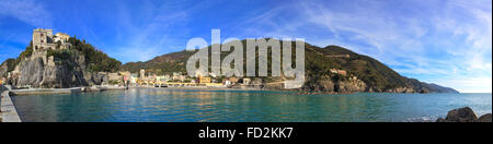 Monterosso al Mare Panorama village pêcheur, port, rochers et mer baie paysage. Cinq Terres, Cinque Terre, la Ligurie Italie Euro Banque D'Images