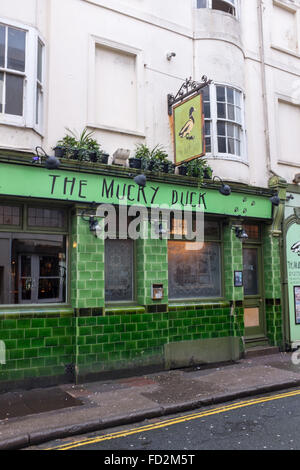 L'Mucky Duck pub dans Manchester Street Brighton UK Pubs avec des noms inhabituels Banque D'Images