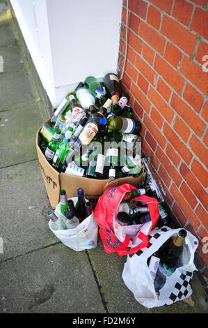 Les vestiges d'une partie sauvage de bouteilles de verre pour mettre dans les Street Brighton UK Banque D'Images