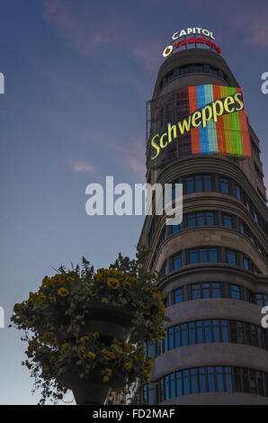 Vue sur un vase fermé à un bâtiment de la rue Gran Via, Madrid, Espagne Banque D'Images