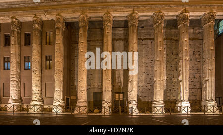 Rome, Italie : colonnes de Temple d'Hadrien à Piazza di Pietra Banque D'Images