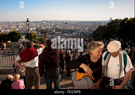 People enjoying the entertainment on the steps of the Sacre Coeur, Montmartre, Paris France Stock Photo People enjoying the entertainment on the step Banque D'Images