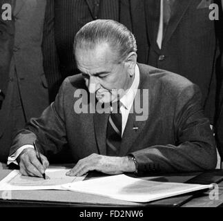 Lyndon B Johnson, le 36e Président des Etats-Unis, la signature du Civil Rights Act de 1968, 11 avril 1968. Photo par Warren K Leffler, U.S. News & World Report Magazine. Banque D'Images