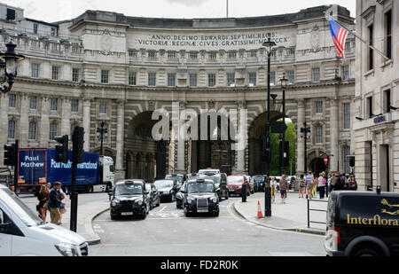 Les voitures sur le Mall et sous l'Admiralty Arch, Trafalgar Square, Londres, Angleterre Banque D'Images