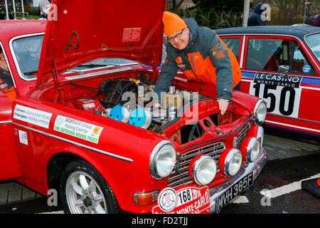 Paisley, au Royaume-Uni. 27 Jan, 2016. Plus de 90 le mans classique et de course a commencé le 84e Rallye Monte-Carlo de Paisley, près de Glasgow à la course de 2688 kilomètres à Monte Carlo, dans le sud de la France. Malgré de fortes pluies et des vents forts, des milliers de spectateurs s'cheer off les voitures Crédit : Findlay/Alamy Live News Banque D'Images