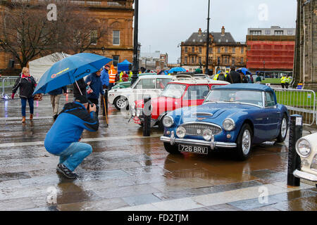 Paisley, au Royaume-Uni. 27 Jan, 2016. Plus de 90 le mans classique et de course a commencé le 84e Rallye Monte-Carlo de Paisley, près de Glasgow à la course de 2688 kilomètres à Monte Carlo, dans le sud de la France. Malgré de fortes pluies et des vents forts, des milliers de spectateurs s'cheer off les voitures Crédit : Findlay/Alamy Live News Banque D'Images