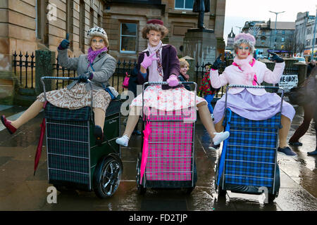 Paisley, au Royaume-Uni. 27 Jan, 2016. Plus de 90 le mans classique et de course a commencé le 84e Rallye Monte-Carlo de Paisley, près de Glasgow à la course de 2688 kilomètres à Monte Carlo, dans le sud de la France. Malgré de fortes pluies et des vents forts, des milliers de spectateurs s'cheer off les voitures Crédit : Findlay/Alamy Live News Banque D'Images