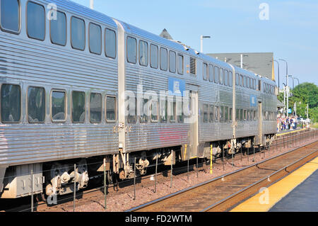 Un train de banlieue Metra entrant à l'approche de la gare de Genève, Illinois dans la banlieue de Chicago. Genève, Illinois, USA. Banque D'Images