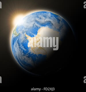 Bien au-dessus de l'Antarctique sur la planète Terre bleu isolé sur fond noir. Surface de la planète très détaillées. Éléments de cette image fu Banque D'Images