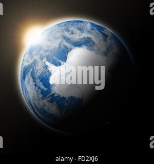 Bien au-dessus de l'Antarctique sur la planète Terre bleu isolé sur fond noir. Surface de la planète très détaillées. Éléments de cette image fu Banque D'Images