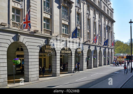 Piccadilly Road & Facade of 5 star Grade II classé Ritz Hotel v&restaurant mondialement célèbre pour le luxe de la haute société vie West End Londres Angleterre Royaume-Uni Banque D'Images