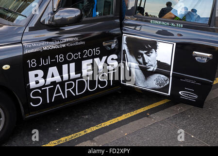 David Bailey's Exposition Stardust annoncé sur le côté d'un taxi noir à Édimbourg, Écosse, Royaume-Uni. Banque D'Images
