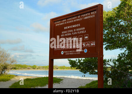 Panneau à l'entrée de la Playuela ou Playa Sucia beach. Cabo Rojo, Puerto Rico. L'île des Caraïbes. USA territoire. Banque D'Images