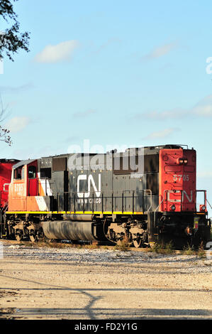 Elgin, Illinois, États-Unis. Une vénérable locomotive à l'extrémité avant d'une liaison à deux unités fournissant un service de commutation à un petit point d'échange. Banque D'Images