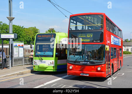 Le bus Arriva rouge à impériale londonien ligne 109, le long du tramway Croydon, dessert New Addington à l'arrêt d'échangeur de tramway West Croydon, Londres, Royaume-Uni Banque D'Images