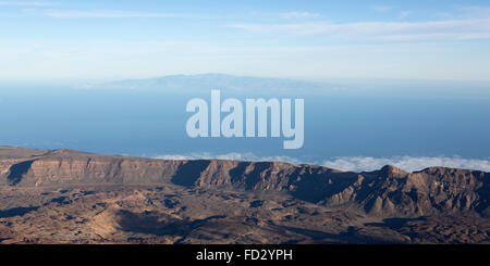 La Caldeira de Las Cañadas dans le Parc National du Teide sur Tenerife, Espagne. L'île de La Gomera est vu dans l'océan Atlantique. Banque D'Images