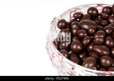 Les raisins secs dans le chocolat dans un vase Banque D'Images