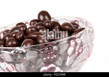 Les raisins secs dans le chocolat dans un vase Banque D'Images