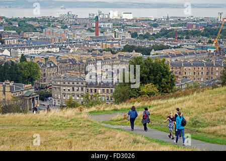 La vue depuis Calton Hill au nord vers Édimbourg Leith avec le Firth of Forth et la Fife au-delà. Banque D'Images