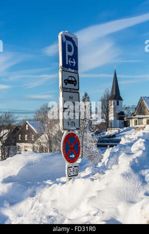 Les panneaux de circulation, les panneaux de stationnement, stockés dans la neige, Winterberg, Allemagne Banque D'Images