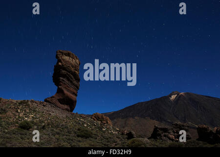 Sentier des étoiles dans le ciel nocturne au-dessus de Los Roques de Garcia et le Mont Teide dans le Parc National du Teide sur Tenerife, Espagne. Banque D'Images