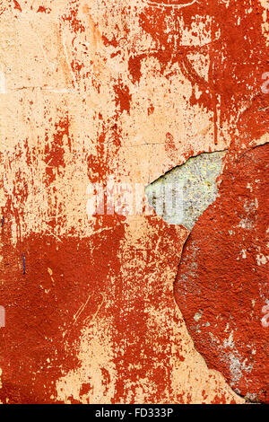 Arrière-plan créatif vieux mur de béton peinture peinture orange, taches les tâches d'eau, des fissures et des rayures. La formation rocheuse surface. Gr Banque D'Images