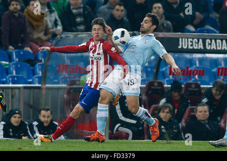 Madrid, Espagne. 27 Jan, 2016. Lucano Dario Vietto (23) joueur de l'Atlético de Madrid. Jonny Castro (19) Lecteur du Celta de Vigo. Au cours de la Copa del Rey match entre l'Atlético de Madrid vs Celta de Vigo au stade Vicente Calderon à Madrid, Espagne, le 27 janvier 2016. Credit : Action Plus Sport/Alamy Live News Banque D'Images