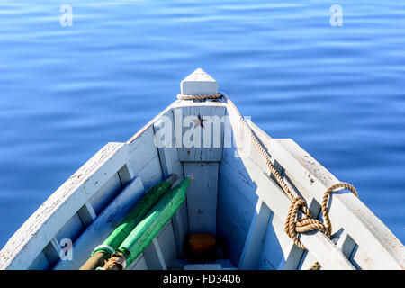 Voir les détails de noeuds fragmentaires et des cordes sur le yacht amarré dans le dock Banque D'Images