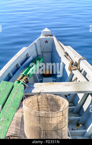 Voir les détails de noeuds fragmentaires et des cordes sur le yacht amarré dans le dock Banque D'Images