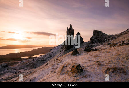 Au lever du soleil d'hiver le vieil homme de Storr, île de Skye Scotland UK Banque D'Images