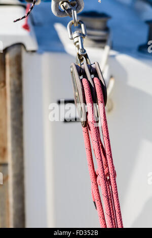 Voir les détails de noeuds fragmentaires et des cordes sur le yacht amarré dans le dock Banque D'Images