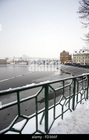 Vltava River avec le Château de Prague et cathédrale Saint-Guy en arrière-plan en hiver, Prague, République Tchèque Banque D'Images