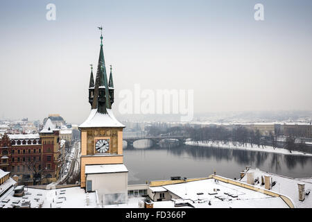 Prague, République tchèque. Vue sur les toits de la Tour Mostecka Malostranska en hiver Banque D'Images