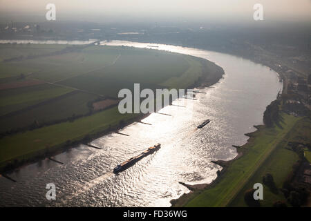 Vue aérienne, Rheinbogen à Hohenbudberg et Krefeld, plaines alluviales, du Rhin, de la cargaison des navires dans la lumière du soleil, la navigation intérieure, Banque D'Images