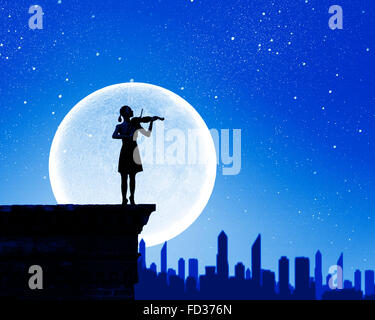 Silhouette de femme à jouer du violon à nuit Banque D'Images