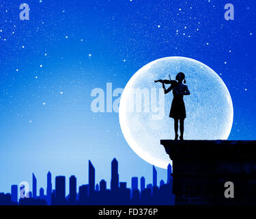 Silhouette de femme à jouer du violon à nuit Banque D'Images