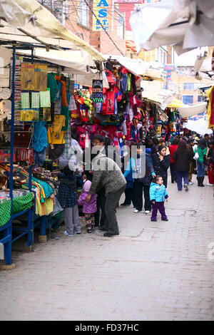 LA PAZ, BOLIVIE - 14 NOVEMBRE 2014 : dans une rue piétonne entre marche cale offrant des vêtements à La Paz, Bolivie Banque D'Images