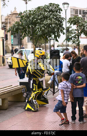 LA SERENA, CHILI - 18 février 2015 : artiste de rue en costume qui se présentent comme des statue vivante sur Cienfuegos street à La Serena, Chili Banque D'Images