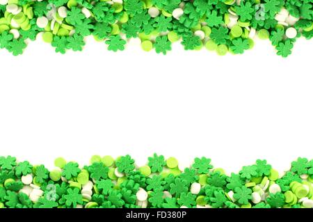 Châssis de St Patricks Day shamrock vert candy sprinkles over white Banque D'Images