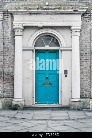 Une porte en bois bleu dans une maison de ville Banque D'Images