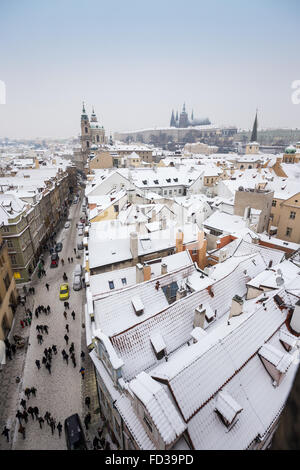 Vue de la cathédrale de Saint Nicolas (Pont sur la rue Mostecka) dans la ville basse de Prague en hiver, en République Tchèque Banque D'Images