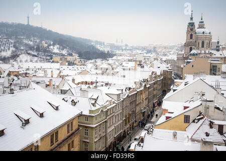 Vue de la cathédrale de Saint Nicolas (Pont sur la rue Mostecka) dans la ville basse de Prague en hiver, en République Tchèque Banque D'Images