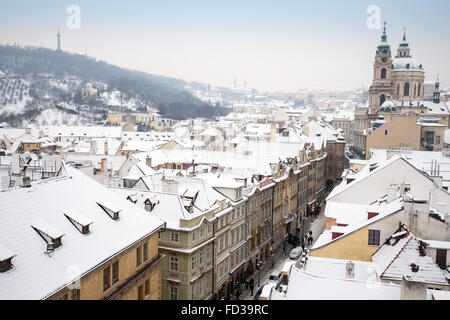 Vue de la cathédrale de Saint Nicolas (Pont sur la rue Mostecka) dans la ville basse de Prague en hiver, en République Tchèque Banque D'Images